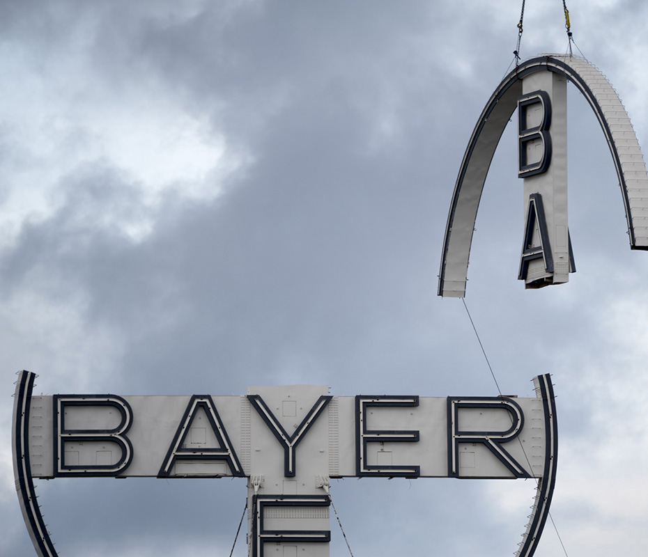 Uerdingen wird abgewrackt – Demontage des Bayer-Kreuzes